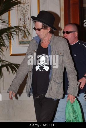 3. Oktober 2005 – Washington, DC, USA – 2. Oktober 2005; Washington, DC, USA: Der Gitarrist KEITH RICHARDS von THE ROLLING STONES kommt am Tag vor der „A Greater Bang“ World Tour 2005 im MCI Center in seinem Hotel an. Obligatorischer Credit: Foto: Devin Simmons/AdMedia Â Copyright 2005: Devin Simmons. (Kreditbild: © Devin Simmons/AdMedia via ZUMA Wire) Stockfoto