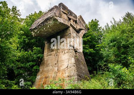 Zerstörte alte Eisenbahnbrücke in Kruklanki, Polen, August 2021 Stockfoto