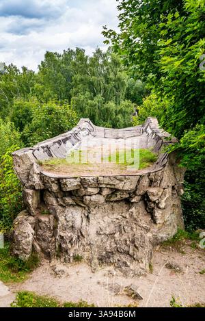 Zerstörte alte Eisenbahnbrücke in Kruklanki, Polen, August 2021 Stockfoto