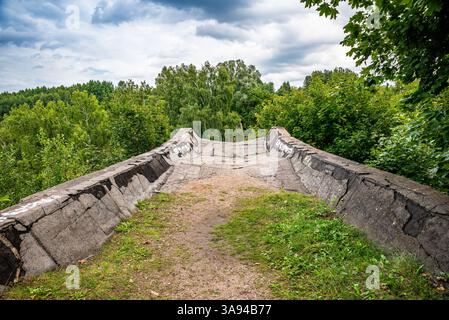 Zerstörte alte Eisenbahnbrücke in Kruklanki, Polen, August 2021 Stockfoto