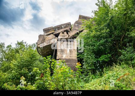 Zerstörte alte Eisenbahnbrücke in Kruklanki, Polen, August 2021 Stockfoto