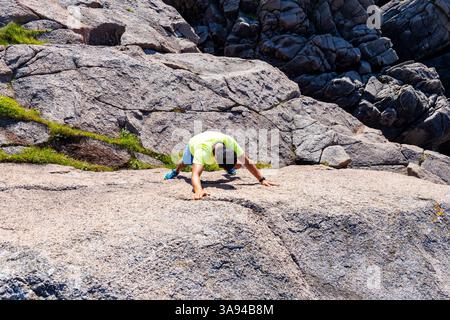 Junger Mann beim Freeclimbing oder Bouldern, klettern im Freien Stockfoto