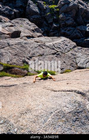 Junger Mann beim Freeclimbing oder Bouldern, klettern im Freien Stockfoto