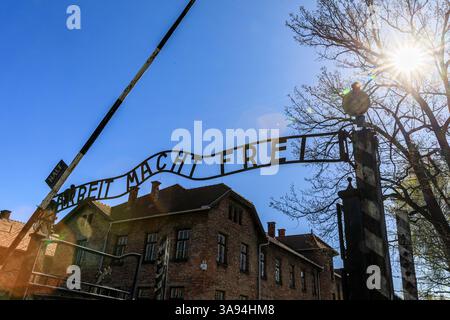 Europa, Polen, Oswiecim, Auschwitz-Birkenau. WWll, Eingangstor. Berüchtigter Slogan Arbeit Macht frei: „Arbeit macht (einen) frei“. Sklavenarbeitslager. Stockfoto