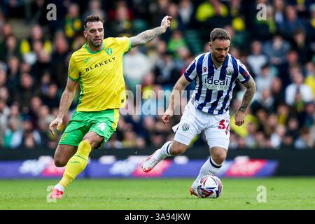 Adam Armstrong aus West Bromwich Albion wird von Shane Duffy aus Norwich City während des Sky Bet Championship Matches Norwich City gegen West Bromwich Albion in Carrow Road, Norwich, Vereinigtes Königreich, 29. März 2025 unter Druck gesetzt (Foto: Izzy Poles/News Images) Stockfoto
