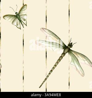 Libelle und Schmetterling auf gestreiftem Hintergrund. Nahtloses Muster für Sommerinsekten. Isolierte Aquarellabbildung weicher gelber Hintergrund. Zum Umwickeln Stockfoto