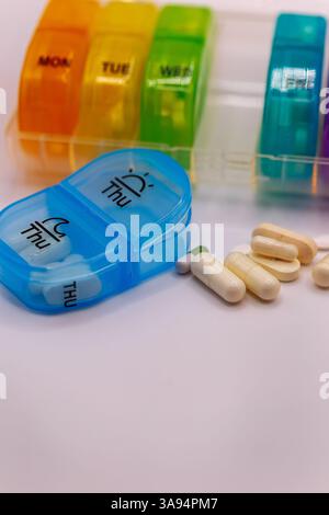 Verschreibungspflichtige Pille und Arzneimittelorganisator. Stockfoto