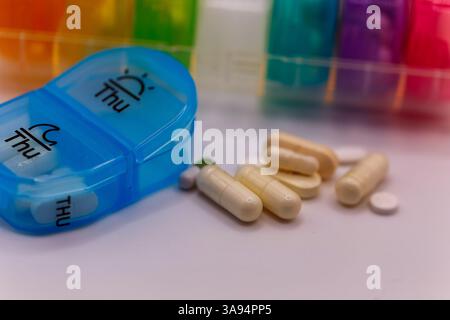 Verschreibungspflichtige Pille und Arzneimittelorganisator. Stockfoto