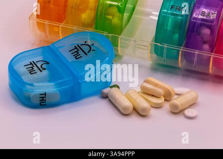 Verschreibungspflichtige Pille und Arzneimittelorganisator. Stockfoto
