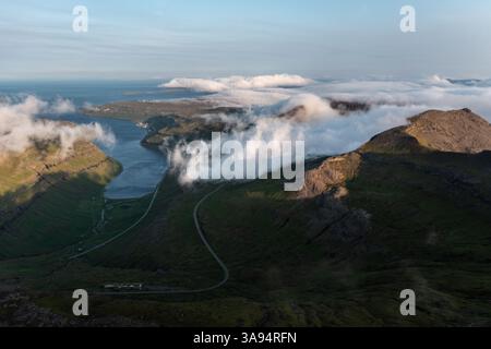 Vogelperspektive auf die Färöer Inseln: Atemberaubende Sommerlandschaft Stockfoto