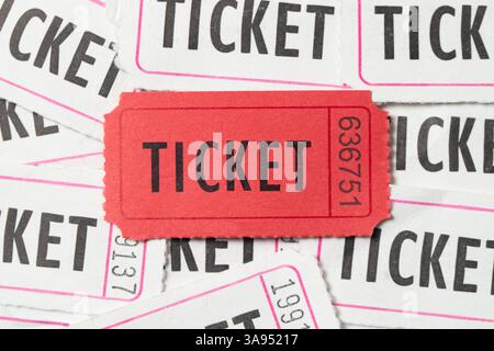 Einzelne rote Vintage-Eintrittskarte zusätzlich zu vielen weißen Stub-Eintrittskarten für Filmdesign Stockfoto