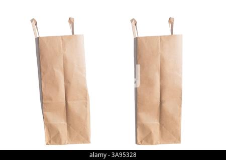 Nahaufnahme von zwei Kraftpapiertüten mit isolierten Griffen auf einem sauberen weißen Hintergrund. Stockfoto