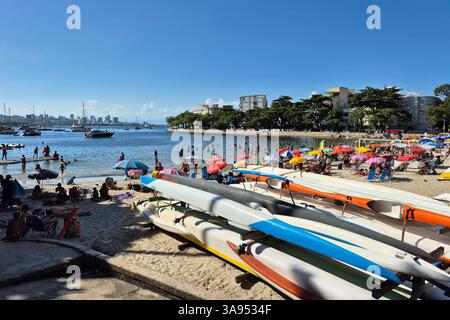 Die Menschen genießen den sonnigen und warmen Tag, mit Temperaturen um 35ÂC, am Strand von Urca, im Süden von Rio de Janeiro, genießen die Menschen den sonnigen und warmen Tag, mit Temperaturen um 35ÂC, am Strand von Urca, im Süden von Rio de Janeiro, diesen Samstag, den 29. RIO DE JANEIRO Urca RIO DE JANEIRO BRASILIEN Copyright: XCHARLESxSHOLLx Stockfoto
