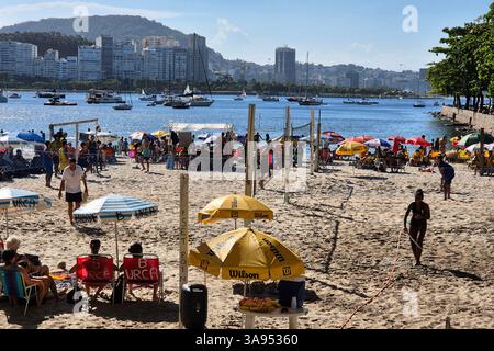 Die Menschen genießen den sonnigen und warmen Tag, mit Temperaturen um 35ÂC, am Strand von Urca, im Süden von Rio de Janeiro, genießen die Menschen den sonnigen und warmen Tag, mit Temperaturen um 35ÂC, am Strand von Urca, im Süden von Rio de Janeiro, diesen Samstag, den 29. RIO DE JANEIRO Urca RIO DE JANEIRO BRASILIEN Copyright: XCHARLESxSHOLLx Stockfoto