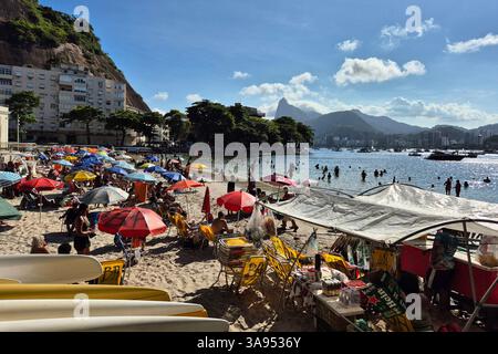 Die Menschen genießen den sonnigen und warmen Tag, mit Temperaturen um 35ÂC, am Strand von Urca, im Süden von Rio de Janeiro, genießen die Menschen den sonnigen und warmen Tag, mit Temperaturen um 35ÂC, am Strand von Urca, im Süden von Rio de Janeiro, diesen Samstag, den 29. RIO DE JANEIRO Urca RIO DE JANEIRO BRASILIEN Copyright: XCHARLESxSHOLLx Stockfoto