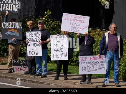 Pro-demokratische Demonstranten rufen am 29. März 2025 zu einem Boykott von Tesla in Eugene, Oregon, auf. Stockfoto