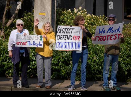 Pro-demokratische Demonstranten rufen am 29. März 2025 zu einem Boykott von Tesla in Eugene, Oregon, auf. Stockfoto