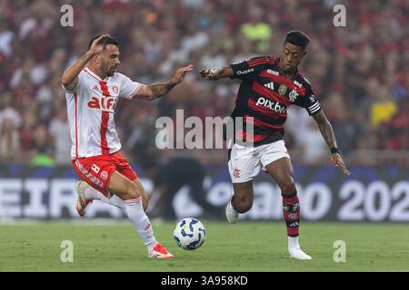 Rio De Janeiro, Brasilien. März 2025. RIO DE JANEIRO, BRASILIEN - 29. MÄRZ: BRUNO HENRIQUE aus Flamengo kämpft im Brasileirao 2025 im Maracana-Stadion am 29. März 2025 in Rio de Janeiro um den Ball. Quelle: Ruano Carneiro/Alamy Live News Stockfoto