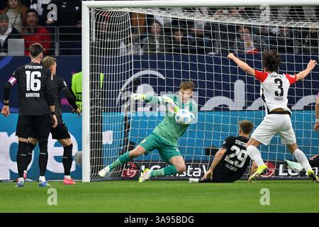 Frankfurt, Deutschland. März 2025. Alexander Nuebel (C), Torhüter des VfB Stuttgart, rettet einen Ball während des ersten Bundesliga-Fußballspiels zwischen Eintracht Frankfurt und VfB Stuttgart in Frankfurt am 29. März 2025. Quelle: Ulrich Hufnagel/Xinhua/Alamy Live News Stockfoto