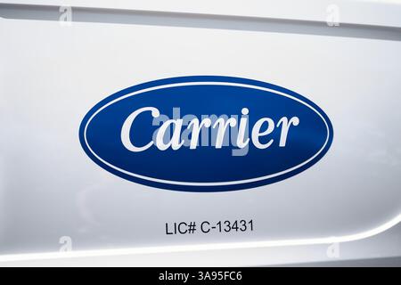 Honolulu, HI-16. Januar 2025: Geschäftslogo der Carrier Global Corporation auf dem Servicefahrzeug. Der Träger bietet Heizung, Lüftung und Klimaanlage Stockfoto