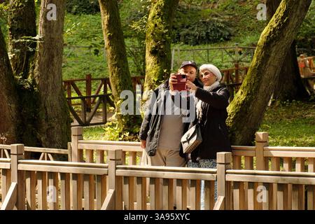 Ein erwachsenes Paar macht ein Selfie im Park des Flusses Bosna, Sarajevo, Bosnien und Herzegowina Stockfoto