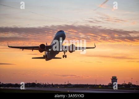 Flughafen London Southend, Essex, Großbritannien. 30. März 2025. Die Billigfluggesellschaft easyJet erhöht ihre Flugpläne vom Flughafen Essex aus erheblich. Sie eröffnen ihre Basis wieder, drei Flugzeuge des Typs Airbus A320neo werden dem Flughafen zugewiesen und für Sommer 2025 zehn neue Flugstrecken hinzugefügt, darunter Ziele in der Türkei, Spanien, Marokko, Tunesien, Italien, und Malta. Ihre Basis wurde nach dem COVID-Abschwung im Luftverkehr geschlossen. Der neue Flug nach Enfidha (Tunesien) startete zuerst Stockfoto