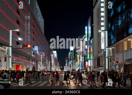 Japanisches Kaufhaus Matsuya in der Chuo-dori Street im gehobenen Einkaufsviertel von Ginza, Tokio, Japan. Stockfoto