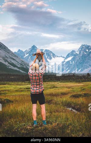 Vater hebt Baby in den Bergen Familie reist in Norwegen Eltern und Kind Wandern in den Lyngen Alpen, aktiver gesunder Lebensstil Väter Tagesurlaub su Stockfoto