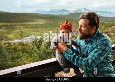 Vater spielt mit Baby auf der Terrasse Familienleben, Eltern mit Kleinkind zusammen Vater und Kind, Vatertag Feiertag Happy Emotions Bonding Stockfoto