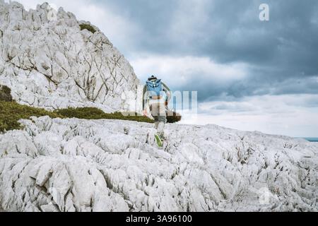 Aktiver Mann Trail Running in Griechenland felsige Berge Reisen auf Rhodos Insel mit Rucksack, Outdoor Urlaub gesunde Lebensstil extremen Sport Advent Stockfoto