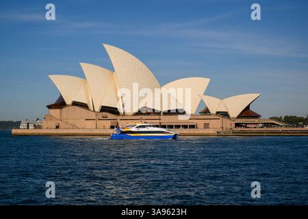 Das Sydney Opera House im Erdgeschoss an einem sonnigen Tag, Sydney, Australien Stockfoto