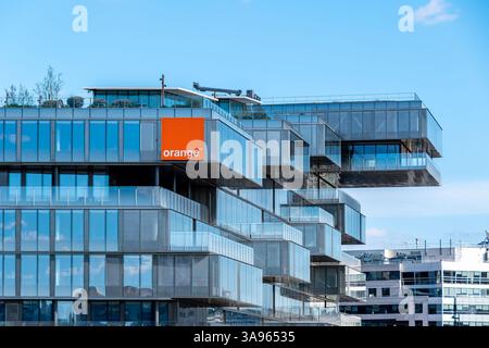 Fassade des Orange Hauptquartiers. Orange ist ein französisches multinationales Telekommunikationsunternehmen mit Sitz in Issy-les-Moulineaux, Frankreich Stockfoto