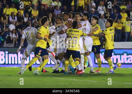 Mexiko-Stadt, Mexiko. März 2025. Tigres UANL und America kämpfen beim Spiel der 13. Runde des Liga MX Clausura Turniers 2025 im Stadion Ciudad de los Deportes. Amerika besiegt Tigres mit 3:0. Am 29. März 2025 in Mexiko-Stadt. (Foto: Carlos Santiago/Eyepix Group/SIPA USA) Credit: SIPA USA/Alamy Live News Stockfoto