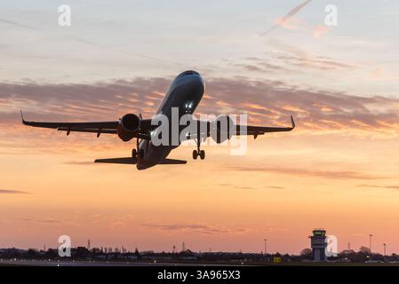 Flughafen London Southend, Essex, Großbritannien. 30. März 2025. Die Billigfluggesellschaft easyJet erhöht ihre Flugpläne vom Flughafen Essex aus erheblich. Sie eröffnen ihre Basis wieder, drei Flugzeuge des Typs Airbus A320neo werden dem Flughafen zugewiesen und für Sommer 2025 zehn neue Flugstrecken hinzugefügt, darunter Ziele in der Türkei, Spanien, Marokko, Tunesien, Italien, und Malta. Ihre Basis wurde nach dem COVID-Abschwung im Luftverkehr geschlossen. Die erste neue Abfahrt ist nach Enfidha (Tunesien) Stockfoto