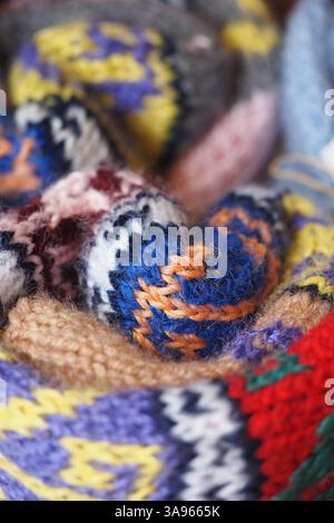 Bunte Strickmuster in einer gemütlichen Präsentation Stockfoto