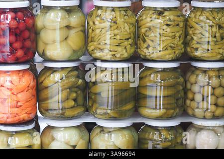 Bunte Gläser mit eingelegtem Gemüse auf einem Markt Stockfoto