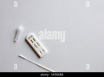 Combo-Antigen-Schnelltest auf COVID-19 und Influenza mit Abstrichbesteck, zur häuslichen oder klinischen Diagnose. Stockfoto