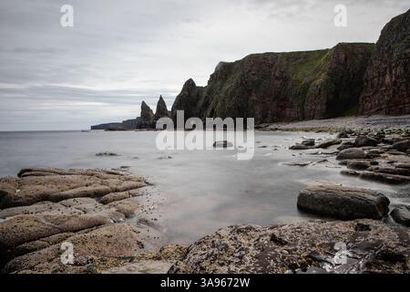 Ein Blick auf die berühmten Stacks am Duncansby Head bei Ebbe. Stockfoto