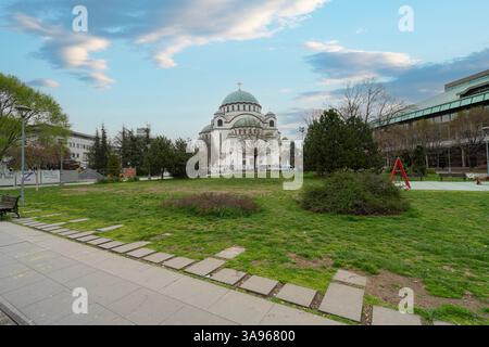 Belgrad, Serbien. März 2025. Panoramablick auf den orthodoxen Tempel der Heiligen Sava im Stadtzentrum Stockfoto