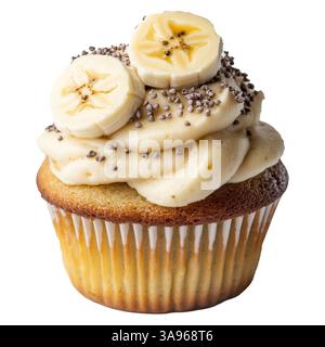 Köstlicher Bananencupcake mit Sahnefrosting, Bananenscheiben und Schokoladenflocken isoliert auf weißem transparenten Hintergrund, Konzept des Desserts Stockfoto