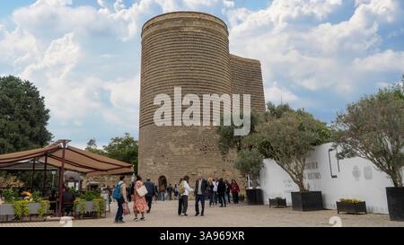 Baku, Aserbaidschan - 24. Oktober 2024: Touristen erkunden den Maiden Tower, ein UNESCO-Weltkulturerbe in der Altstadt von Baku, das Geschichte mit dem modernen urba verbindet Stockfoto