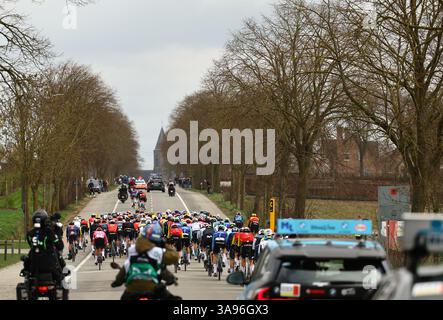 Wevelgem, Belgien. 30. März 2025. Die Gruppe von Fahrern, die während des eintägigen Radrennens „Gent-Wevelgem - in Flanders Fields“ in Aktion gezeigt wurden, 250,3 km von Ieper nach Wevelgem, Sonntag, den 30. März 2025. BELGA FOTO DAVID PINTENS Credit: Belga News Agency/Alamy Live News Stockfoto