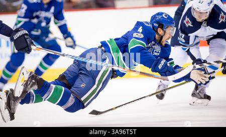 12. Oktober 2017: Michael Del Zotto (4) springt während des NHL-Spiels zwischen den Winnipeg Jets und den Vancouver Canucks in der Rogers Arena in Vancouver, Kanada auf das Eis. Dom Gagne/CSM(Kreditbild: &Copy; Dom Gagne/CSM via ZUMA Wire) Stockfoto