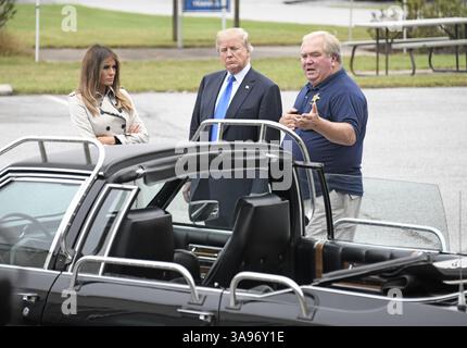 13. Oktober 2017: Beltsville, Maryland, Vereinigte Staaten von Amerika - ein nicht identifizierter US-Geheimdienst-Agent spricht mit US-Präsident Donald J. Trump und First Lady Melania Trump, während sie am Freitag, den 13. Oktober 2017 das James J. Rowley Training Center des US Secret Service in Beltsville, Maryland, besuchen. Im Vordergrund steht das Auto, mit dem der damalige US-Präsident Ronald Reagan am 22. Oktober 1983 von einem Golfplatz in Augusta, Georgia, evakuiert wurde, als ein bewaffneter Mann durch das Tor des Golfplatzes stürzte und verlangte, mit dem Präsidenten zu sprechen. . Kredit: Ron Sachs / Pool über CNP (Kredit Stockfoto