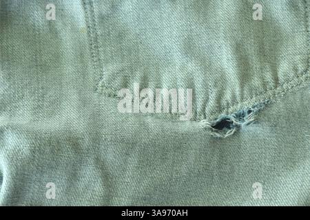 Aufreißbare Gesäßtasche Textur und Hintergrund aus jeansstoff Stockfoto