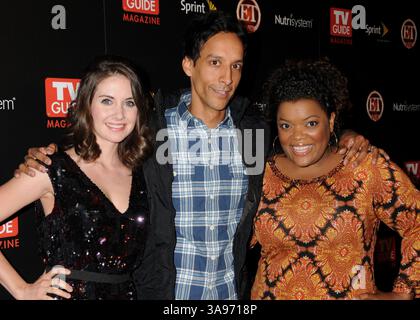 10. November 2009 – Los Angeles, CA, USA – 10. November 2009 – Los Angeles, Kalifornien – Alison Brie, Danny Pudi und Yvette Nicole Brown. TV Guide Magazine's Hot List Party 2009 fand im SLS Hotel statt. Foto: Byron Purvis/AdMedia Stockfoto
