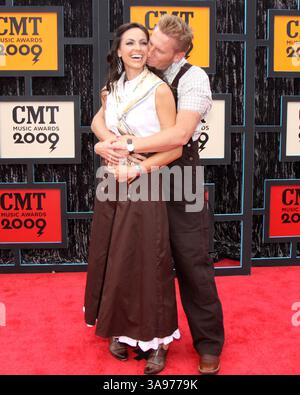 Juni 2009 – Nashville, TN, USA – 16. Juni 2009 – Nashville, TN – Rory Lee Feek und Joey Martin Feek von Joey + Rory. 2009 CMT Music Awards im Sommet Center. Foto: Dan Harr/AdMedia (Foto: © Dan Harr/AdMedia via ZUMA Wire) Stockfoto