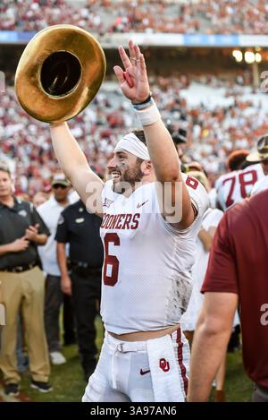 Oktober 2017: Oklahoma Sooners Quarterback Baker Mayfield (6) feiert mit der GOLDEN HAT Trophäe nach dem Red River Showdown NCAA Football Spiel zwischen der University of Oklahoma Sooners und der University of Texas Longhorns im Cotton Bowl Stadium in Dallas, TX Michael Dorn/CSM(Credit Image: &Copy; Michael Dorn/CSM via ZUMA Wire) Stockfoto