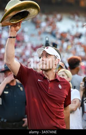 Oktober 2017: Oklahoma Sooners Quarterback Baker Mayfield (6) feiert mit der GOLDEN HAT Trophäe nach dem Red River Showdown NCAA Football Spiel zwischen der University of Oklahoma Sooners und der University of Texas Longhorns im Cotton Bowl Stadium in Dallas, TX Michael Dorn/CSM(Credit Image: &Copy; Michael Dorn/CSM via ZUMA Wire) Stockfoto