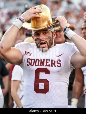 Oktober 2017: Oklahoma Sooners Quarterback Baker Mayfield (6) feiert mit der GOLDEN HAT Trophäe nach dem Red River Showdown NCAA Football Spiel zwischen der University of Oklahoma Sooners und der University of Texas Longhorns im Cotton Bowl Stadium in Dallas, TX Michael Dorn/CSM(Credit Image: &Copy; Michael Dorn/CSM via ZUMA Wire) Stockfoto